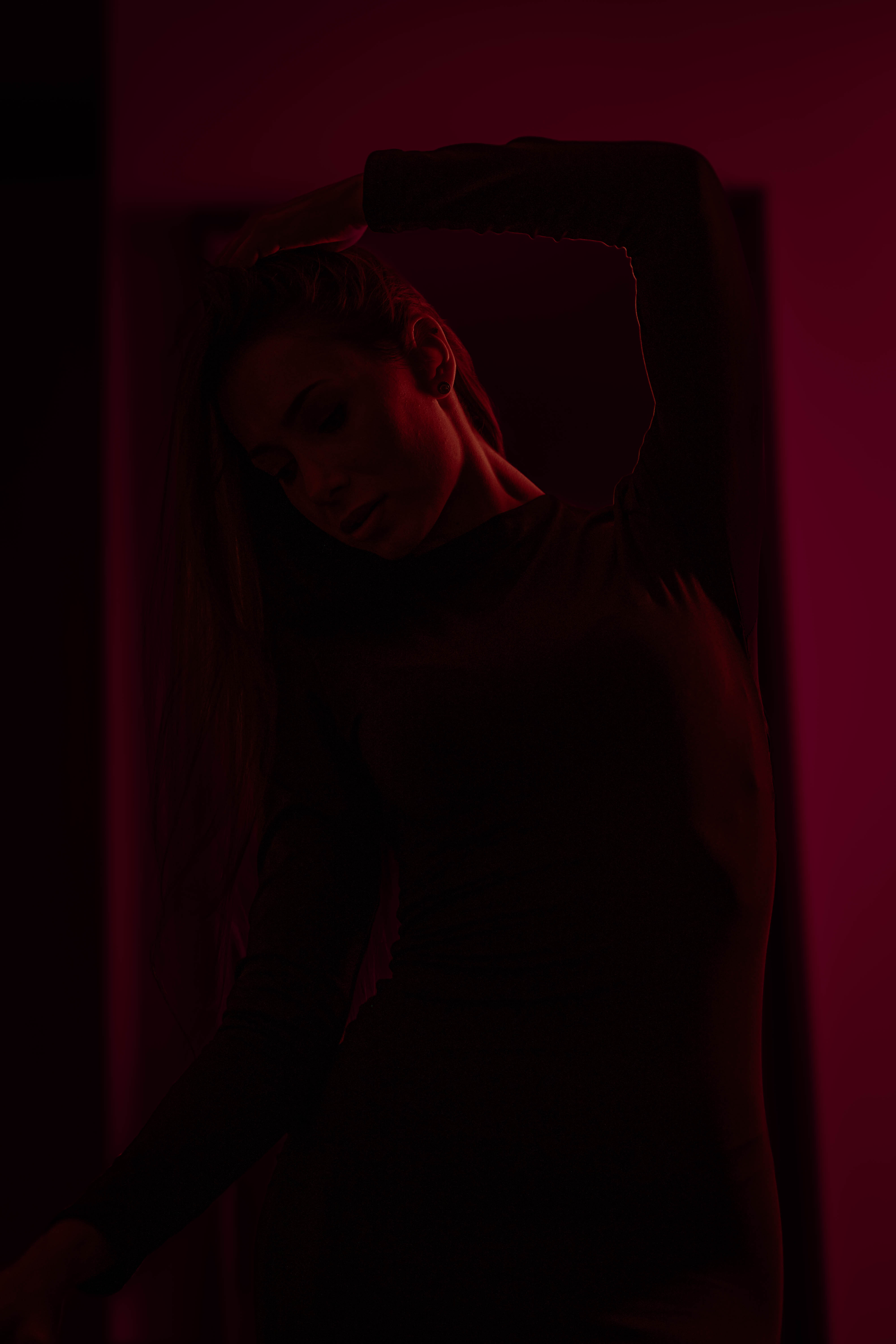Atelier story, magenta corner, intimate low-key colour mood